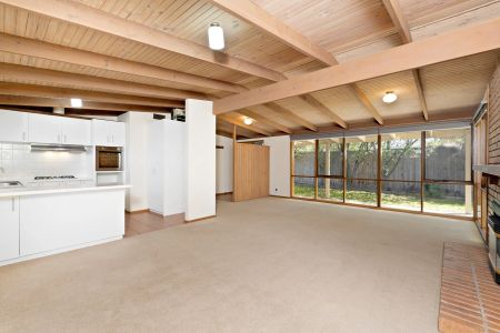 Within minutes to the beach - Photo 5