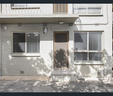 Renovated ground floor apartment - Photo 6