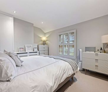 A wonderful 3 bedroom semi detached cottage, set within the heart o... - Photo 2