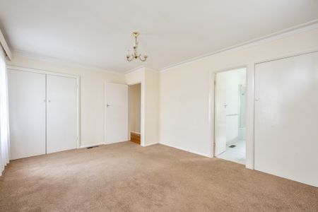 6 Nethercote Drive, Mount Waverley - Photo 2