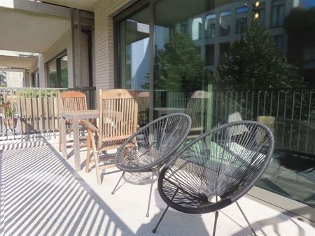 Gemeubeld 2slaapkamerappartement met terras én parking - Photo 3