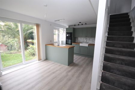 3 bedroom Semi-Detached House to let - Photo 4