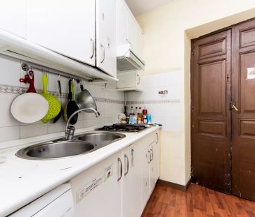 Furnished room with heating in 12-bedroom apartment, Puerta del Sol - Photo 6