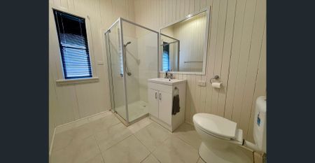 Charming Highset Queenslander - Great Location! - Photo 2