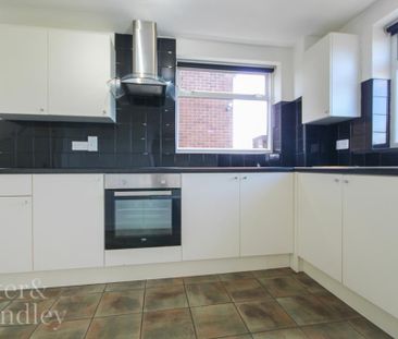 3 bedroom semi-detached house to rent - Photo 2