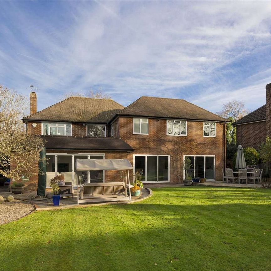 A beautifully presented family home within a two mile radius of Weybridge mainline train station. - Photo 1