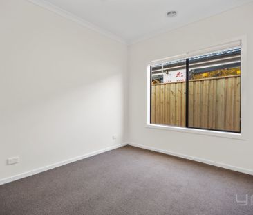 8 Mahatma Road, Werribee - Photo 5