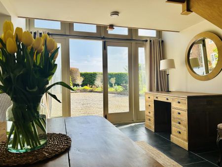 1 bedroom character property to rent - Photo 3