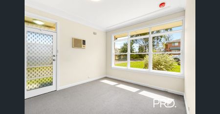 Freshly renovated in central location - Photo 2