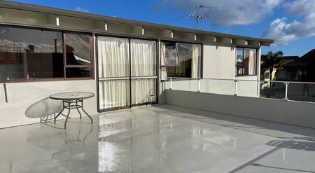 Spacious 5BR Home in Bucklands Beach - Photo 2