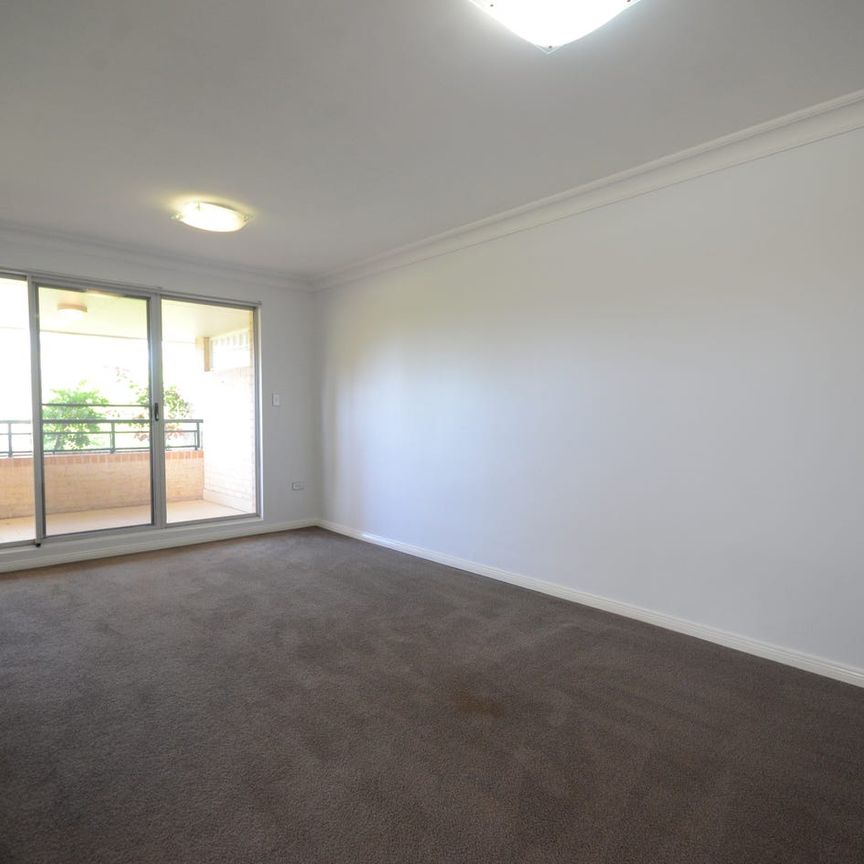 Oversized 3 Bedroom Unit!! - Photo 1