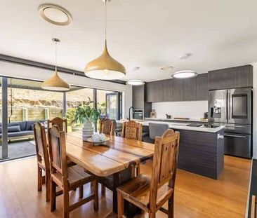 Modern Family Home - Photo 2