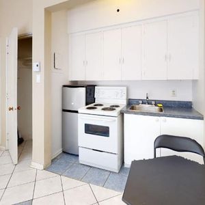 STUDIO SPACIEUX AVEC VUE SUR UN LUXURIANT JARDIN PRIVÉ !! - Photo 2