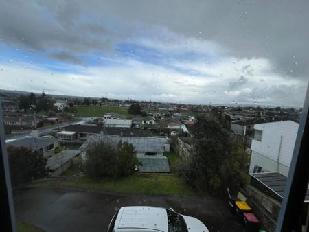 4-Bedroom Home with Stunning Park Views & Double Garage - Photo 4
