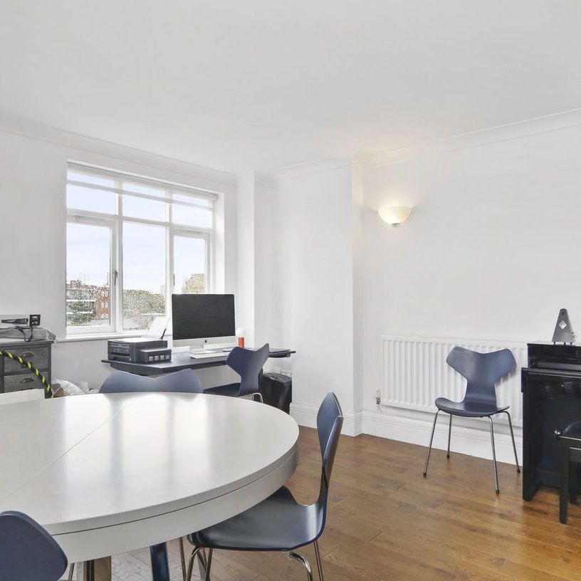 Spacious one bedroom apartment within a prestigious river fronted development. - Photo 1