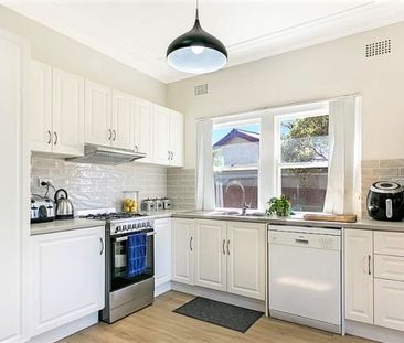 Three bedroom home in West central to all facilities - Photo 2