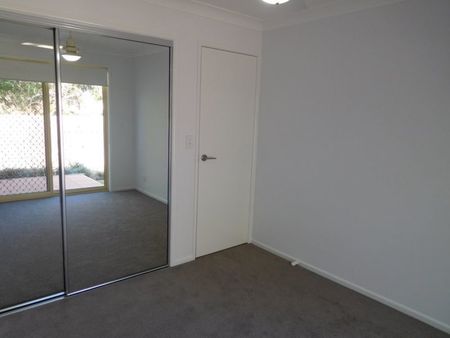 Low set Villa/Townhouse with low maintenance courtyard! Only 4 villa's in complex - Photo 4