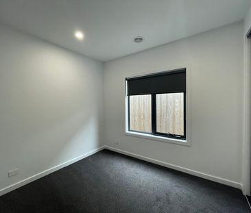 THREE BEDROOM TOWNHOUSE - Photo 1