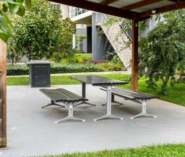 Spacious Living - Photo 2