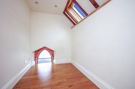 A 3 Bedroom Flat in Town Centre GL50 4EF - Photo 2