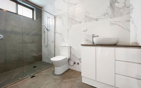 Modern 5 Bedroom Home - Photo 4
