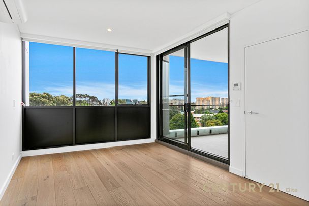 Newish One Bedroom Apartment with City Views - Photo 1