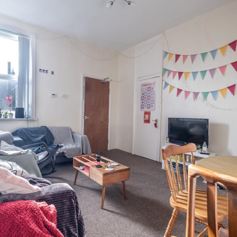 3 bedroom flat to rent - Photo 1