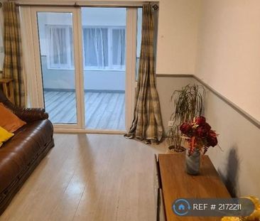 4 bedroom semi-detached house to rent - Photo 2