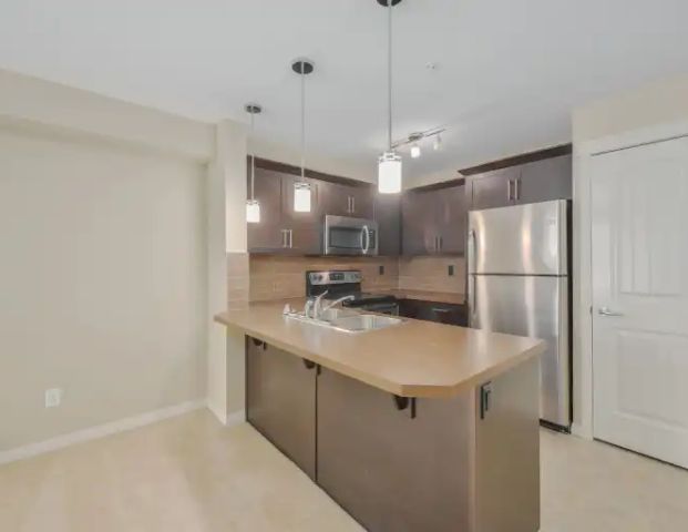 Beautiful One Bed & Den NW Condo with great access to Stoney Trail & Deerfoot. | Calgary - Photo 1