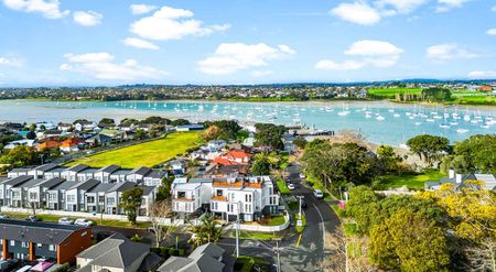 Riverside Retreat: 3BR Townhouse with views - Photo 2