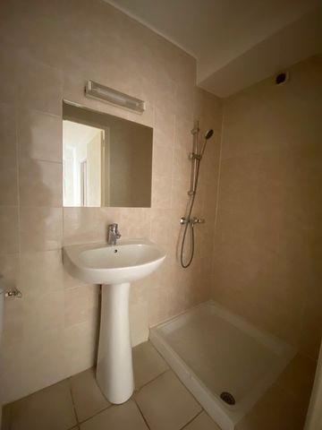 Location Appartement 2 pièces 45m² HYERES 83400 - Photo 5