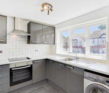 St Philips Avenue, Worcester Park - Photo 3