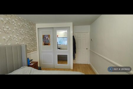 1 bedroom in a house share to rent - Photo 2