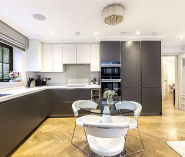 An exceptional ground floor apartment with a private garden, locate... - Photo 6