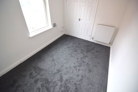 To Let 3 Bed Flat - Photo 5