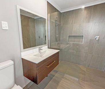 Immaculate townhouse with granny flat, solar & high spec finishes! - Photo 3