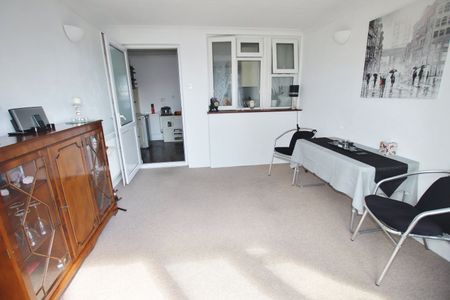 Maidstone Crescent, Wymering, Portsmouth, Hampshire, PO6 3JZ - Photo 5