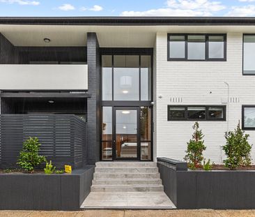 LIVE LIKE ROYALTY! - Photo 3