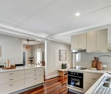 MODERN 3 BEDROOM HOME + CENTRAL LOCATION + CLASSIC CHARACTER! - Photo 1