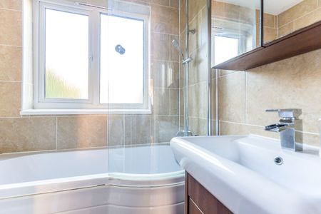 3 bedroom house to rent Clarence Road, Stony Stratford, Milton Keynes, Buckinghamshire, MK11 - Photo 4