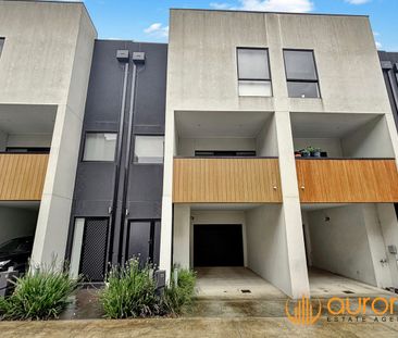 BRIGHT, MODERN & STYLISH TOWNHOUSE - Photo 2