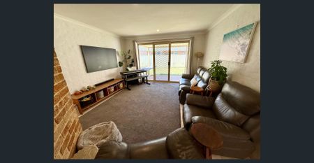 Spacious 5 Bedroom Family Home with Self Contained Unit in West Busselton! - Photo 5