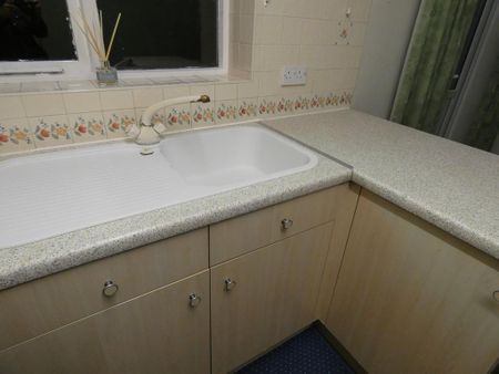 3 bedroom semi-detached house to rent - Photo 2