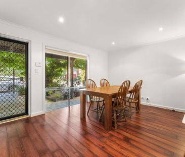 Modern Three-Bedroom Townhouse with North-Facing Courtyard - Photo 4