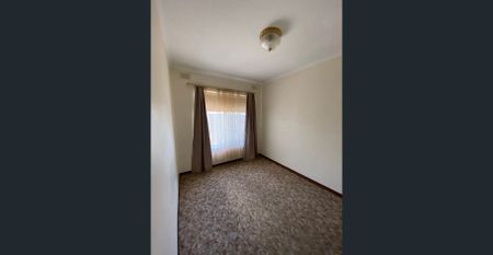 Built-in wardrobe, option for furnished and close to public transport just up from Aldi Shopping - Photo 2