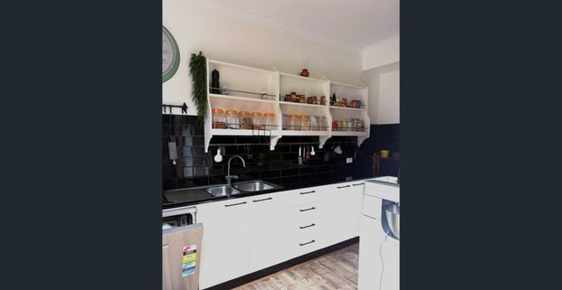 Modern Elegance Meets Energy Efficiency in Clyde North Just a 5-minute walk to Ramlegh Park Primary School - 31 Westbourne Street, Clyde North VIC - Photo 1