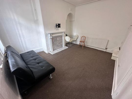 East Park Mount, Leeds - Photo 1