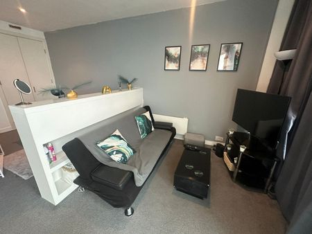 Studio Flat, The Rotunda, B2 - Photo 3