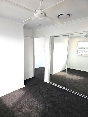 EXTRA UNDERCOVER PARK AT BACK OF UNIT-SPACIOUS 4 BED TOWNHOUSE WITH DUCTED AIRCON - Photo 4