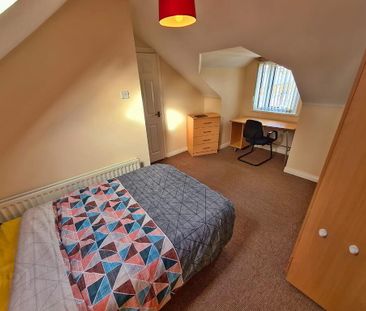 En-Suite Room 4, 44 Rathcoole Street, Lisburn Road, Belfast, BT9 7GA - Photo 3